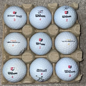 Wilson Staff Golfbollar - Ett set med nio Wilson Staff golfbollar. Klass B. Fungerar nästan lika bra som nya! 