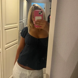 Mörkblå blus - Säljer denna gulliga mörkblåa blusen, perfekt till sommaren💛💛