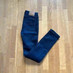 Nudie jeans - Svarta nudie jeans i bra skick. Storleken på dessa är w29 och l32. Vid intresse eller frågor är det bara att höra av sig. Pris kan vara diskuterbart vid snabb och smidig affär eller vid köp av bundle.