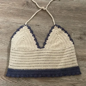 Handgjord stickad topp - Kupa C/D, storlek S/M. Reglerbar i ryggen och nacke. Beige med mörkgrå detaljer 