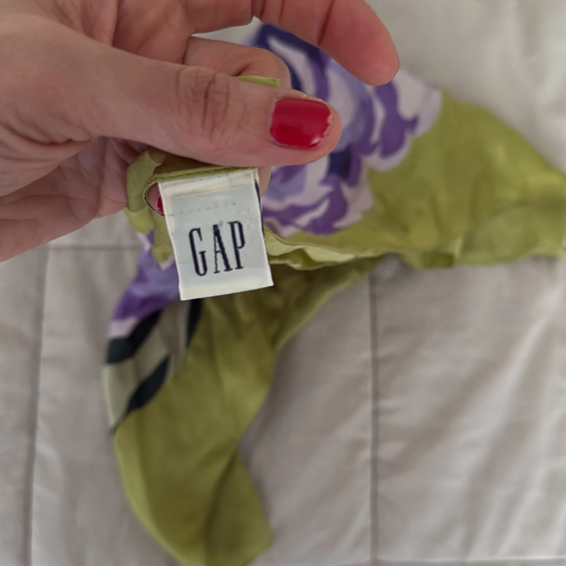 Blommig sidenscarf från GAP - 1