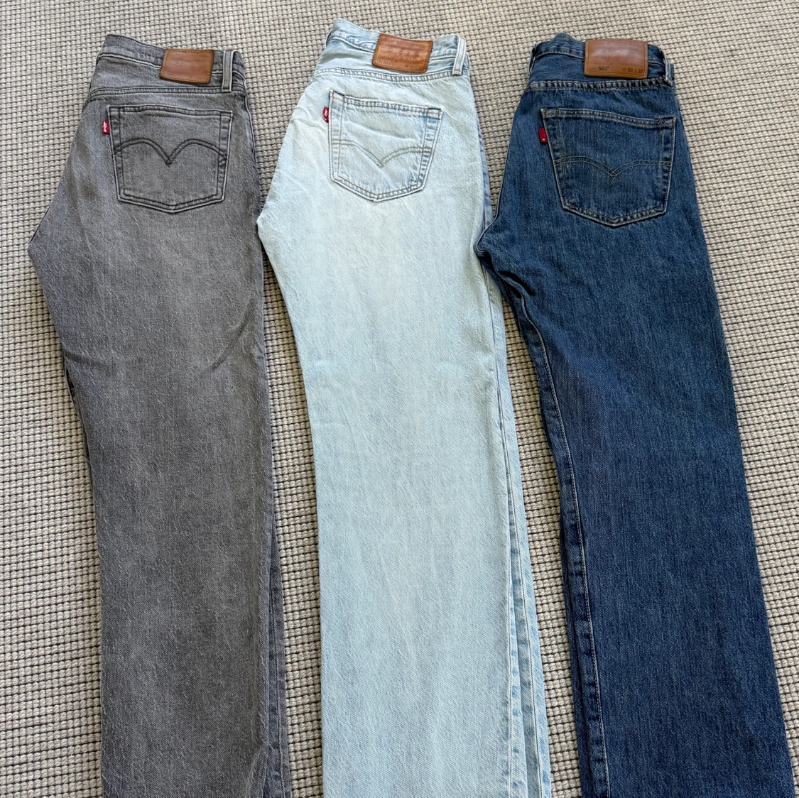 Tre par Levis jeans 501 i olika färger