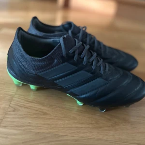 ADIDAS COPA 20.1 FG/AG DARK MOTION - SVART/GRÖN - Fotbollsskor till salu Knappt använda fotbollsskor i mycket fint skick. Köpta för 1 600 kr. Storlek 39 1/3. 