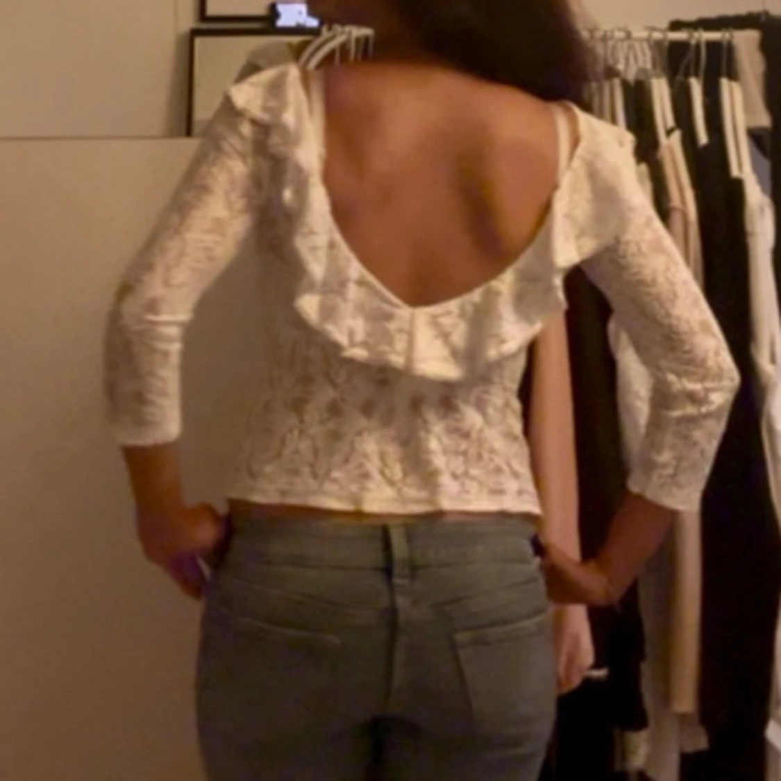 Vit spetsblus med volang och öppen rygg - 2