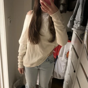  stickad tröja från Zara - Säljer en ljusbeige stickad tröja från Zara i offshoulder-modell. Tröjan har lång ärm, loose passform och är supermjuk och skön. Perfekt för dig som gillar en avslappnad och trendig stil. Passar till både jeans och kjol.