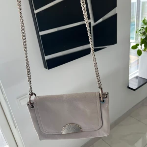 Damväska - Säljer denna snygga väska, som är perfekt för alla tillfällen. Väskan är i bra skick och säljs billigt pågrund av ingen användning. Först till kvarn