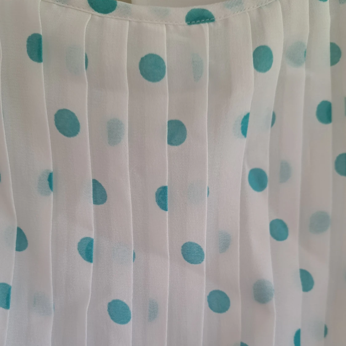 Vit prickig kortklänning från UNIQ - 2