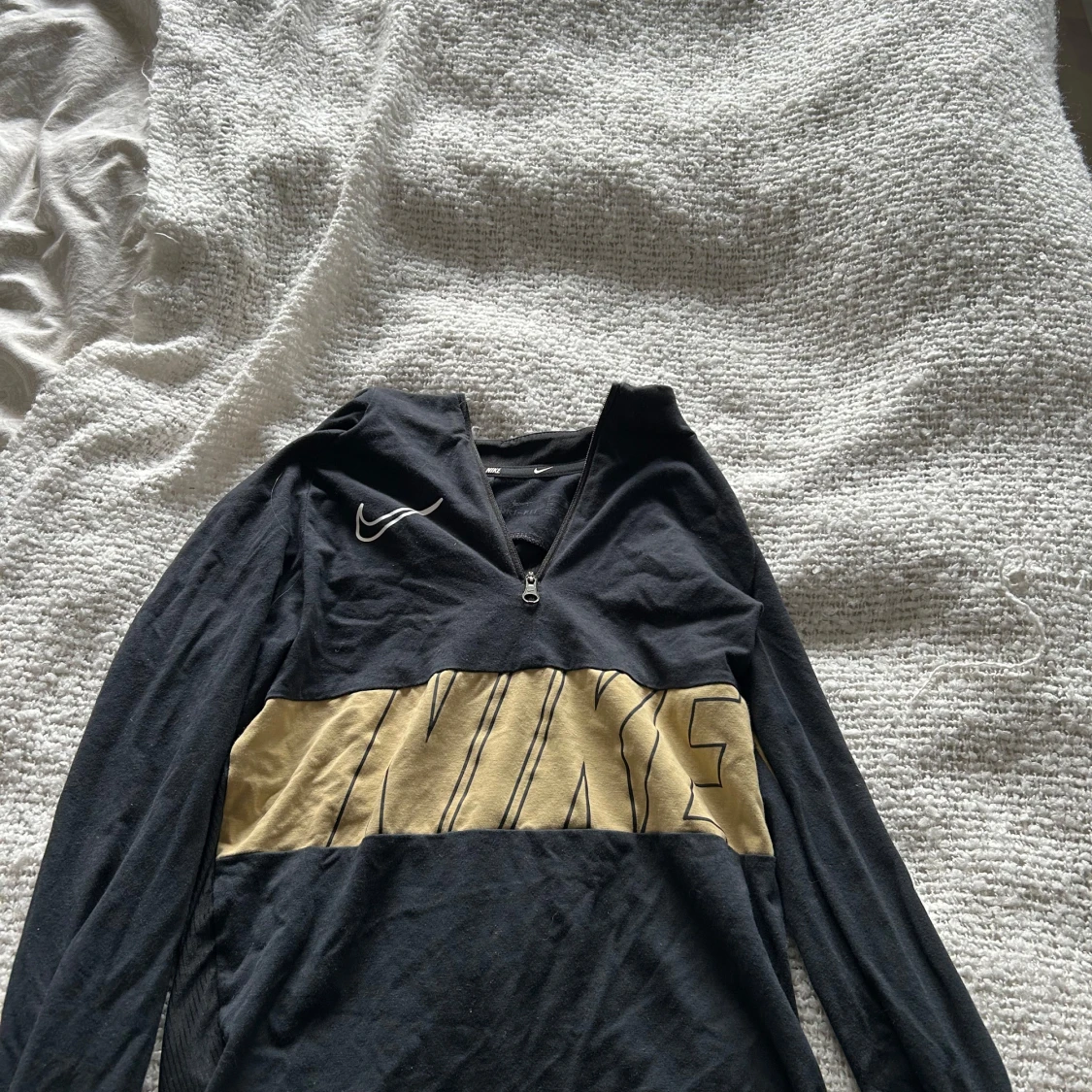 Svart Nike half zip tröja med guldtryck