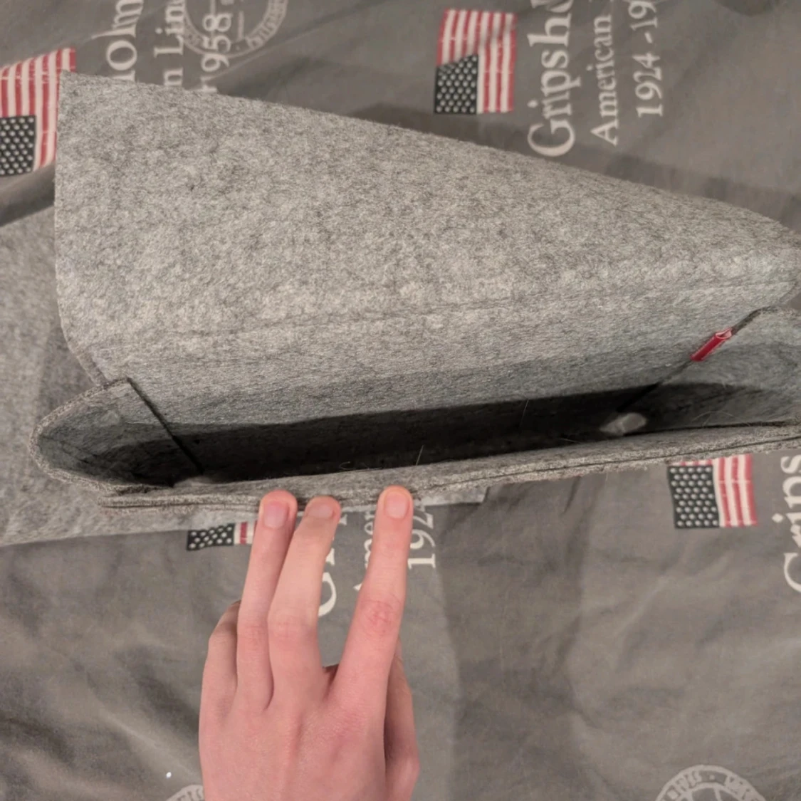 Grå filtad förvaring att hänga på sängen eller rliknande - 1