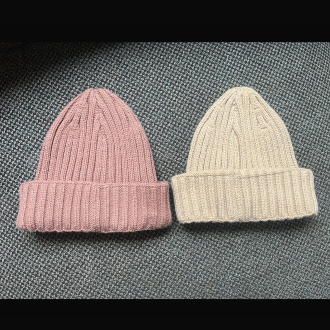 Två ribbstickade mössor i rosa och beige - 1