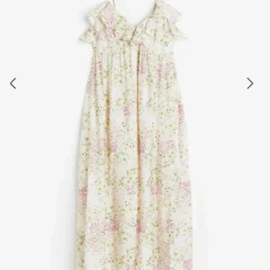 Blommig långklänning  - Jätte söt blommig lång klänning från hm! 🥰 Hör av er vid bilder! Storlek M men passar mig som har S jättebra!