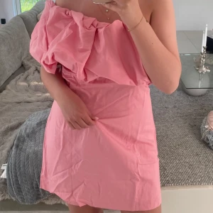 Rosa klänning  - Rosa klänning från Hm, helt slutsåld! Storlek L, jag har Medium för referens och den är då för stor för mig💕 Köpt för 449kr! 