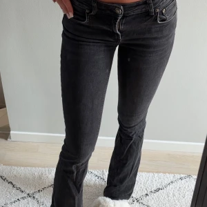 Svarta bootcut jeans  - Jag säljer mina svarta low waist bootcut jeans från Zara då de inte kommer till användning längre. Gott skick utan defekter!💕