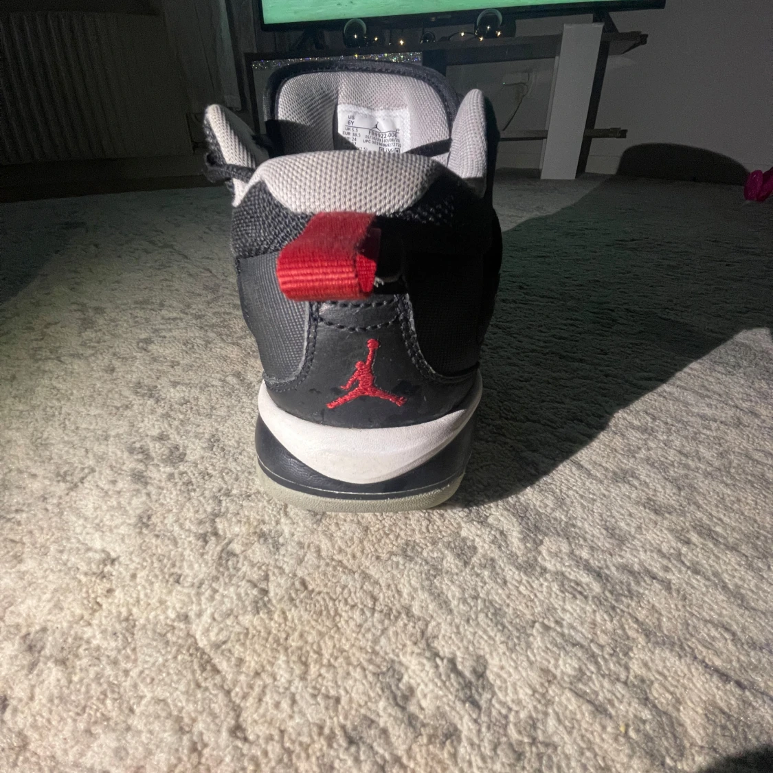 Svarta Nike Air Jordans med röda detaljer - 2