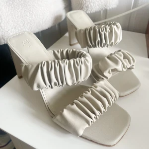 Klackar med rynkade band från H&M - Säljer ett par klackar från H&M med breda rynkade band och fyrkantig tå. Helt oanvända i ett toppen skick❤️💞💖