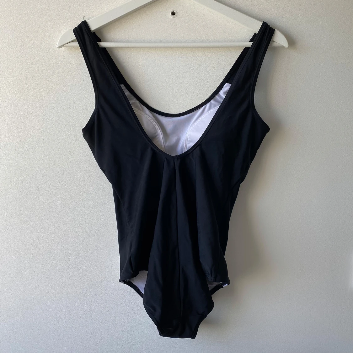 Svart baddräkt med vita detaljer - 1