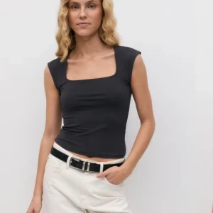 Topp - Enkel T-shirt från Gina med en fin ringning. Endast testat och säljer då den var lite liten