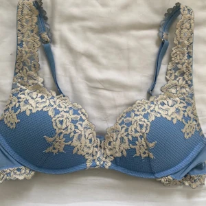 Intimissimi bh - Ljusblå Intimissimi push up bh i storlek 75 C den är Max använd 3 gånger och säljer pga den är för stor för mig. ❤️( färgen säljs inte längre)