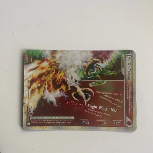 Ho-Oh LEGEND - Unik och glittrande Pokémonkort med Ho-Oh LEGEND! Perfekt för samlare och fans som vill ha något extra i sin samling. Kortet har ingen storlek. färgstark design och coola attacker som Sacred Rainbow och Bright Wing. Ett måste för dig som älskar Pokémon! 112/123 från 2010 
