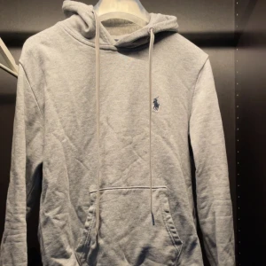 Grå hoodie,Ralph Lauren - Tja säljer denna feta hoodie från Ralph lauren. Den är använd 1 gång och är i helt nytt skick alltså inga defekter. Hör av dig ifall du har några frågor!