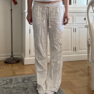 Linnebyxor - Snygga vita linnebyxor med avslappnad passform från Roxy. Byxorna har dragsko med snörning, raka ben och praktiska fickor både fram och bak. Perfekta för en chill och somrig look.