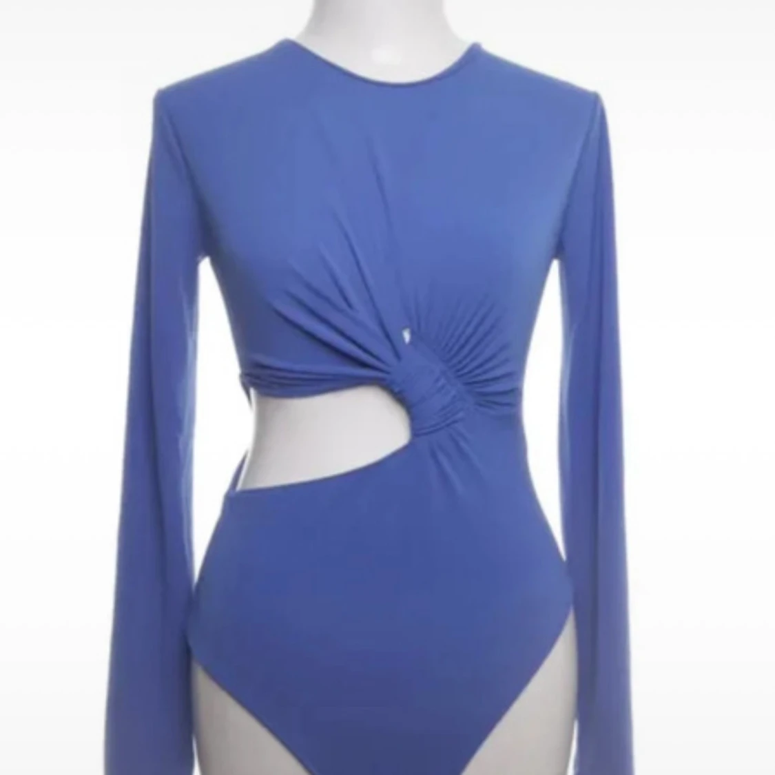 Blå långärmad body med cut-out och twistdetalj