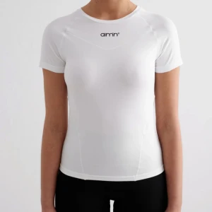 Vit tight t-shirt från aim'n - Säljer min vita träningströja från aim’n då den inte kommer till användning.