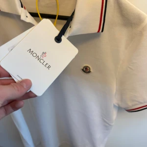 Moncler piké - Moncler piké helt ny med tags och allt köpte nyss men ångrade mig men hade inte retur rätt så får sälja den istället