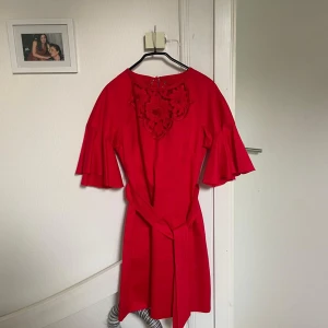 Röd klänning med volangärm från Karen Millen - En jättesnygg röd klänning från Karen Millen med volangärmar och broderad detalj vid halsen.❤️‍🔥klänningen är köpt för 6000kr i Dubai och använt bara en gång!💗