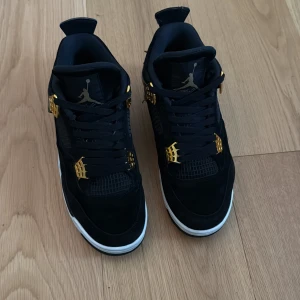 Jordan 4 retro royalty - Hej, säljer nu dessa jordan 4 retro royalty då jag köpte dom billigt och restorerade dom till bra skick igen. Hör av dig om du har frågor. Pris kan diskuteras 