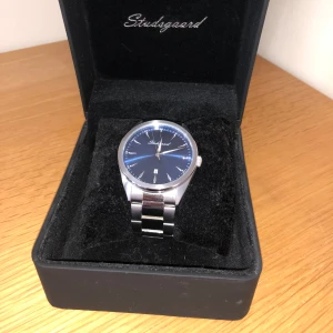 Klocka från Studsgaard  - Säljer en klocka från studsgaard som jag fick i julklapp klapp för runt 1500kr. Klockan är aldrig använd då den varit förstor. Den har inga repor alls. Klockan kommer med ett lagnings/storleks kit, boxen och ett instruktions papper. 