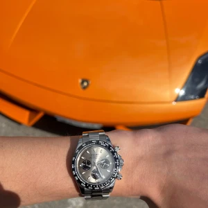 Seiko mod - Daytona - Snygg och robust custom made Seiko Daytona mod med svart boett som matchar den champagne färgade urtavlan. Utrustad med Seikos VK68 urverk, med hållbart safirglas och en gridlock clasp, samma typ som används på en del rolexklockor som gör det lätt att justera klockans längd. DM mig om du vill ha fler bilder eller undrar något. Extra länkar följer också med, lådan ingår ej. Pris är diskuterbart.