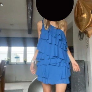 Blå volang klänning - Blå volangklänning från hm. Så snygg och perfekt skick, genomskinligt band håller upp klänningen. 💙💙💙