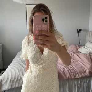 Vit omlottklänning med blommig spets - Aldrig använd och lapp kvar, kostar i butik 900kr  kan diskutera priset