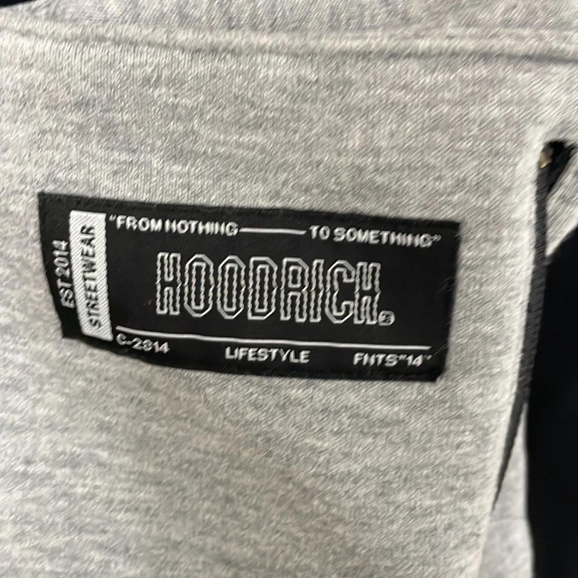 Grå och svart hoodie från Hoodrich - 2