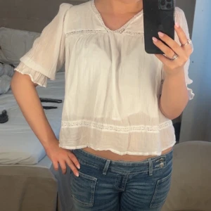 Vit topp från ginatricot🩷 - Jättesöt topp från ginatricot! Inga defekter då den endast är använd tre gånger💞 