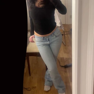 Ljusblå bootcut jeans från lager 157 - Säljer ett par ljusblå jeans från 157 med bootcut passform och låg/mellan midja. Storleken är Xs-Short. Pris kan diskuteras 