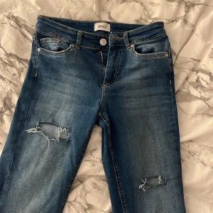 only jeans - säljer de här snygga only jeansen som jag har gjort egna hål på, bara använd några fåtal gånger och kan vikas ner så att de blir lågmidjade, storlek S men passar XS också😊