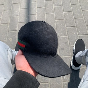 Gucci keps - Gucci keps stolek XL äkta använd 3-4 månader utan några skador eller fläckar. Nypris på kepsen ligger runt 5000 , 5,5 min Pris är 1,8. Hör av er för mera bilder. obs kepsen är äkta