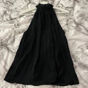 halterneck top - säljer en riktigt snygg topp som passar perfekt till vardags men även om man ska vara lite festlig, helt ny med prislapp kvar från hm😊 storlek XS men passar S också!