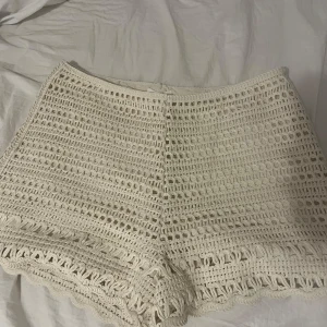 Virkade beiga shorts  - Jättefina virkade shorts, perfekta inför sommaren. 