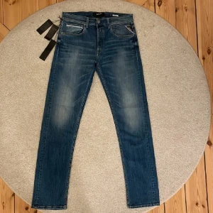 Helt nya Replay Grover - Säljer dessa sprillans nya Replay Grover som även har tagsen kvar. De är i storlek W32 L34 och har en slim fit passform. Jag säljer nu dessa för endast 549kr, inklusive fri frakt. Ord pris ligger på hela 1799 kr. Tveka inte på att höra av er vid bud eller frågor.