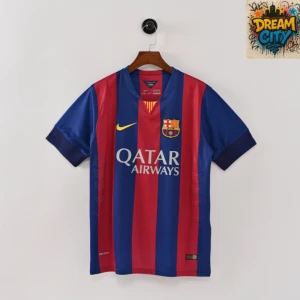 FC Barcelona matchtröja Nike blå/röd - FC Barcelona matchtröja från Nike med klassiska blå och röda vertikala ränder. Tröjan har klubbmärke på bröstet, Qatar Airways-tryck och Unicef-logga på ryggen. Tillverkad i lätt och ventilerande polyester med korta ärmar och V-ringning.