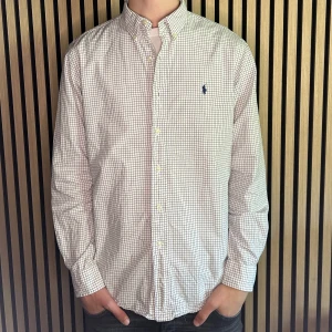 Ralph Lauren skjorta rutig  - Vit rutig Ralph Lauren skjorta. Skick 9/10.  Hör gärna av dig vid minsta fundering😊 Och besök gärna min profil för liknande:) 