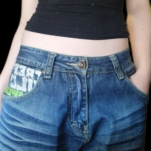 Baggy jeans med tryck på fickorna  - Säljer dessa byxor då dom inte kommer till användning längre💋 Som ni ser på sista bilden finns det slitage längt ner på båda benen. Står storlek M men skulle säga att de passar S och Sx för mer baggy fit 
