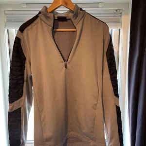 Galvin Green goljtröja - En lite tjockare golftröja från Galvin Green med inslag av dun. Perfekt för höst och vårgolfen. Storleken är Medium men passar bäst på Small. Använd endast ett fåtal gånger 