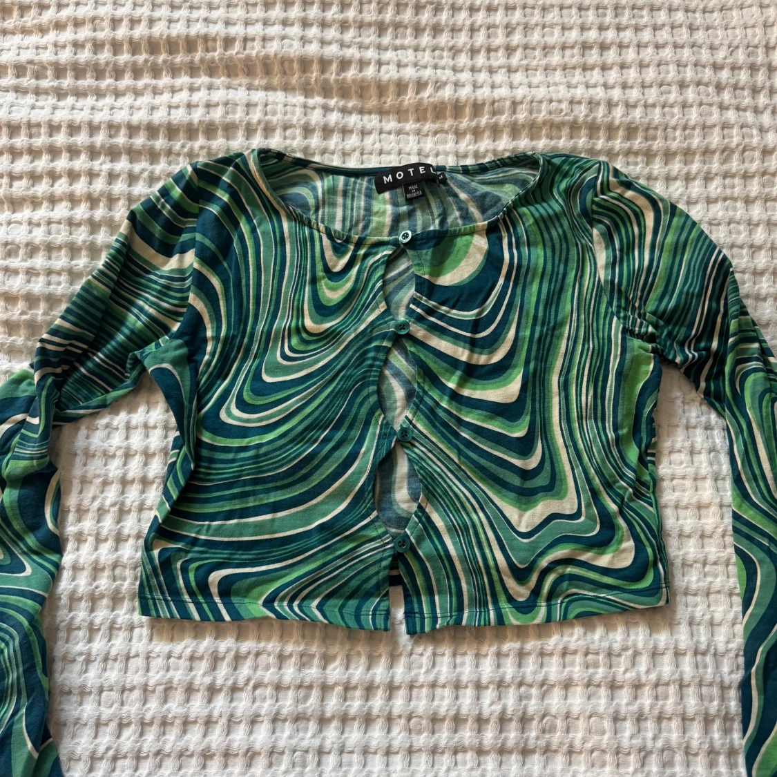 Grön mönstrad topp från Motel