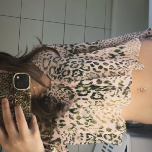 Rosa mönstrad  blus - Trendig rosa blus med mönster och volangdetaljer. Långa ärmar och v-ringning. Luftigt och tunt material perfekt till varma sommardagar! Inga defekter 💕