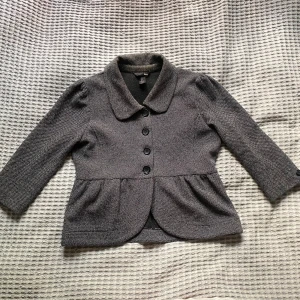 Grå kofta  - Söt grå kofta från hm. Kavajliknande med trekvartärm. Perfekt över en topp! Storlek M💖💖