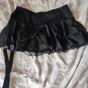 Svart mini kjol  - Denna mini kjol är väldigt liten, den är storlek M men kan upplevas som Xs, dm för frågor<3